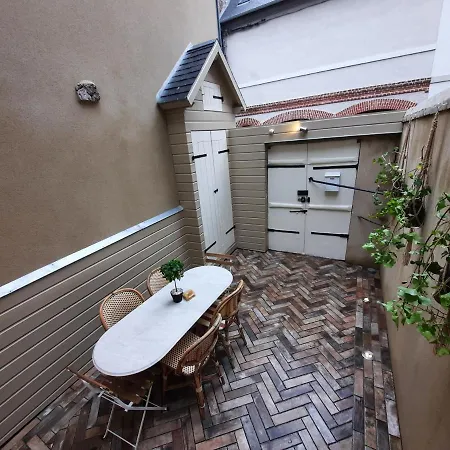 Maison Centre Ville: Historic Retreat With Private & Prime Location *